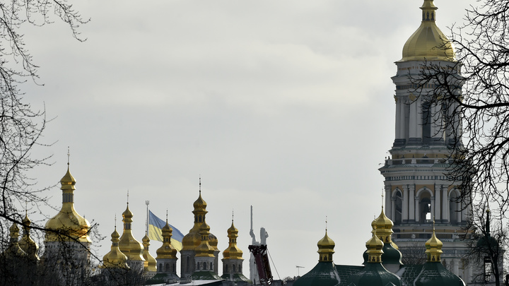 Последняя служба: Тысячи верующих пришли на богослужение в Киево-Печерскую лавру