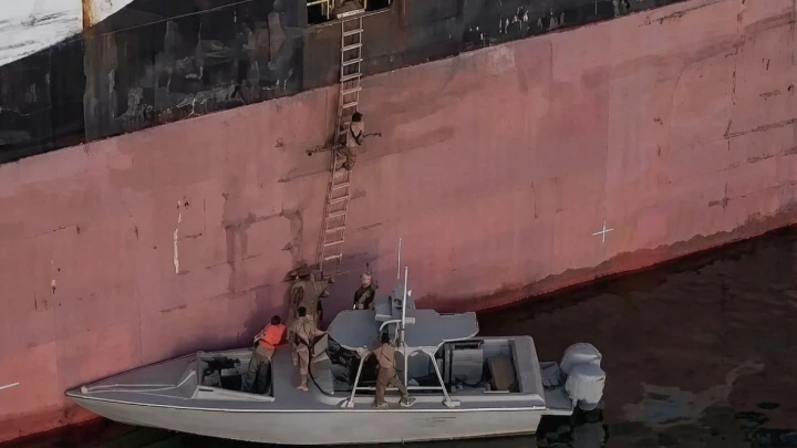 В Сети появились кадры высадки бойцов КСИР на контейнеровоз в Ормузском проливе