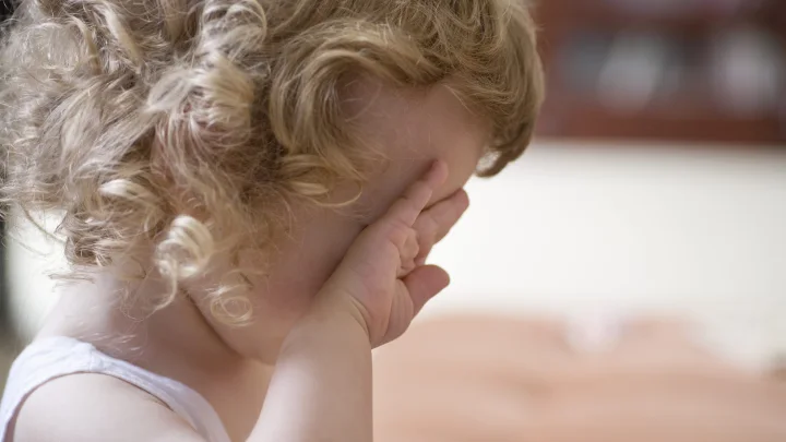 Прятался в шкафу за швабрами: Малыша забыли в закрытом детском саду