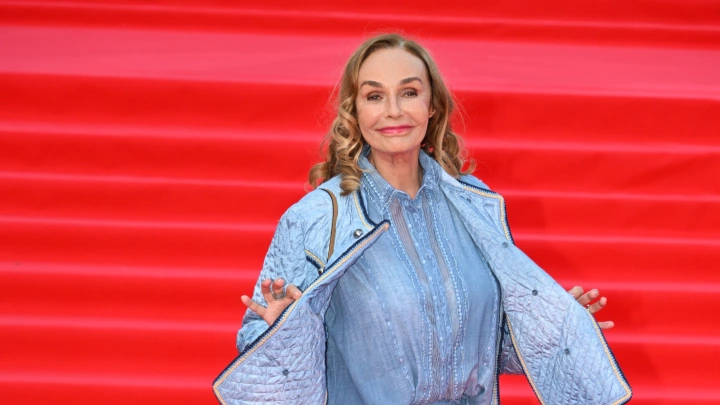 Мэри Поппинс Андрейченко пытается вновь заработать в России. А что, так можно было?