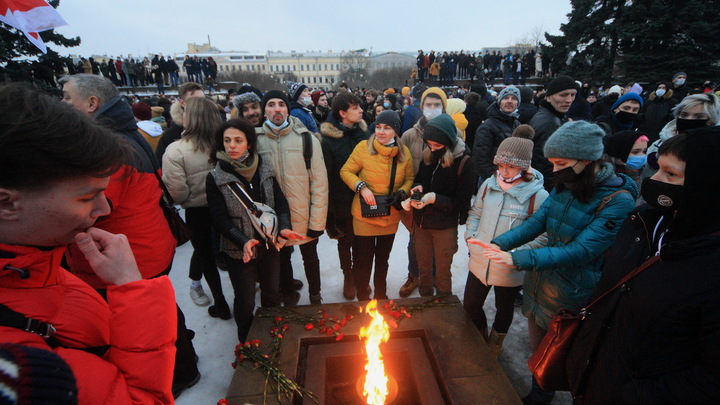 На мать детей, потушивших Вечный огонь в Петербурге, полиция составила протокол