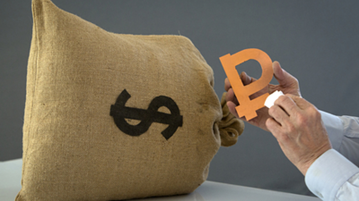 Сто рублей за доллар: Аналитик назвал условие для ослабления нацвалюты России