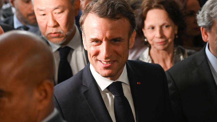 Толстой посоветовал миротворцу Макрону дальше рисовать бицепсы на своих фото с боксёрской грушей