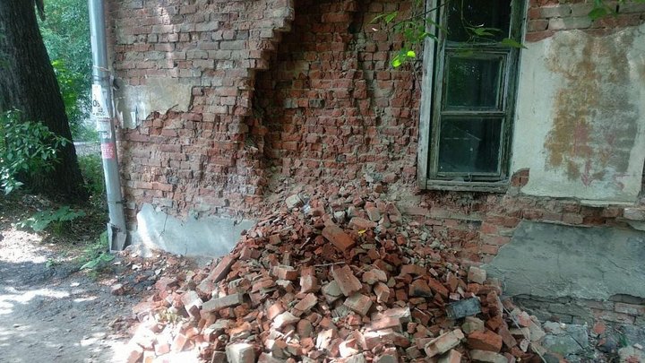 Осенью стена рухнет: на Урале в общежитии после обрушения кладки продолжают жить люди