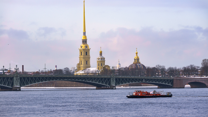 Не повезло Ромео. В Петербурге прогулочный теплоход столкнулся с Троицким мостом