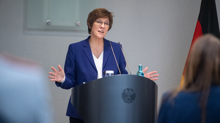 Мы устарели на фоне России: Читатели Der Spiegel ополчились против сумасшедшего министра обороны