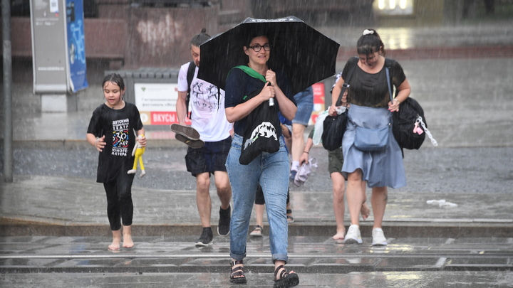 В Краснодарском крае в начале недели возможны ливни с градом и смерчи над морем