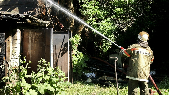 В Краснодаре потушили полыхающий частный дом, никто не пострадал