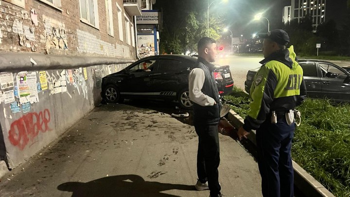 В Екатеринбурге иномарка влетела в стену жилого дома