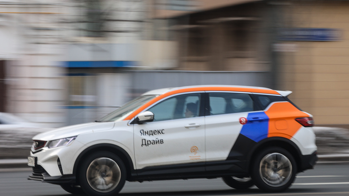 Трое мигрантов перевернулись на машине, когда уходили от погони на Московском шоссе
