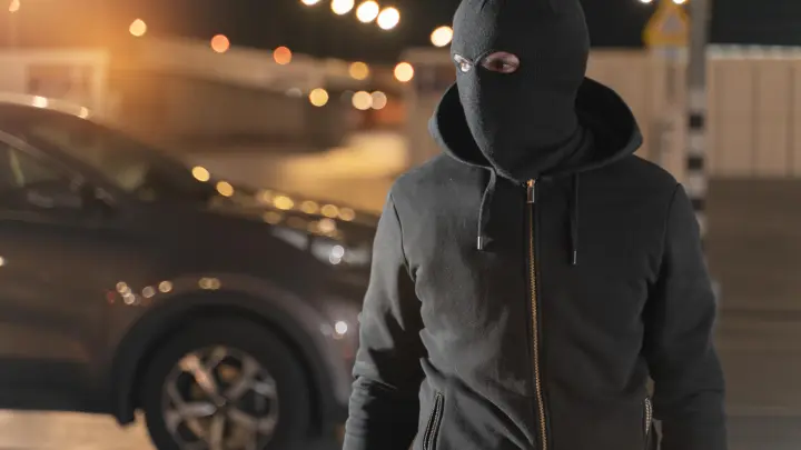 Baza: У гимназии в Казани забили ножом жену коммерсанта из влиятельной династии строителей