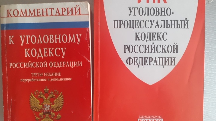 В Воронеже женщина протестует против замены лифтов: она сидит у подъезда с арбалетом в руках