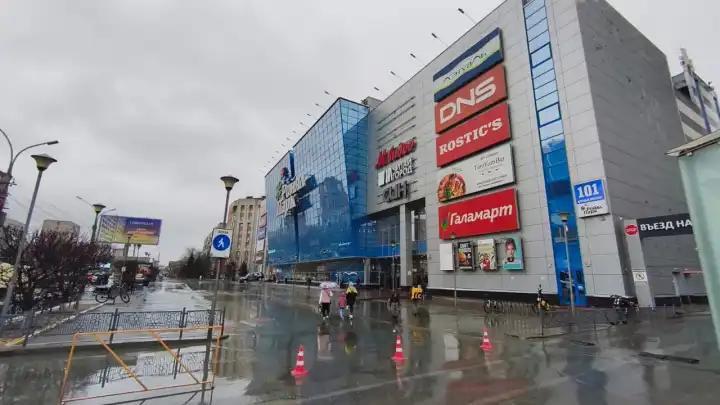 Жилые дома и крупный ТРЦ остались без света в Новосибирске