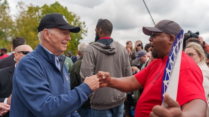 Байден решил залезть на дерево: Пул Белого дома не смог не поделиться выходкой президента