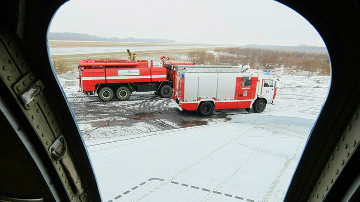 Два хлопка, и начали гореть: В Швеции совершил аварийную посадку самолет с горящим двигателем