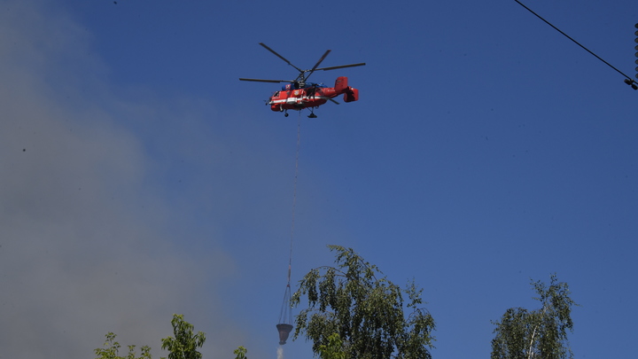 К горящему складу OZON летит вертолёт МЧС: Спасатели указали на главную сложность