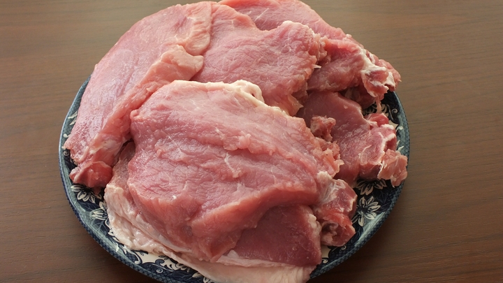 Опасное мясо попало в магазины Кузбасса из-за дистанционной работы ветеринарного врача