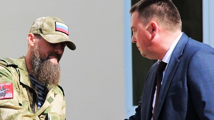 Мэр Владимира вручил участнику СВО Алексею Любимову медаль «За отвагу»