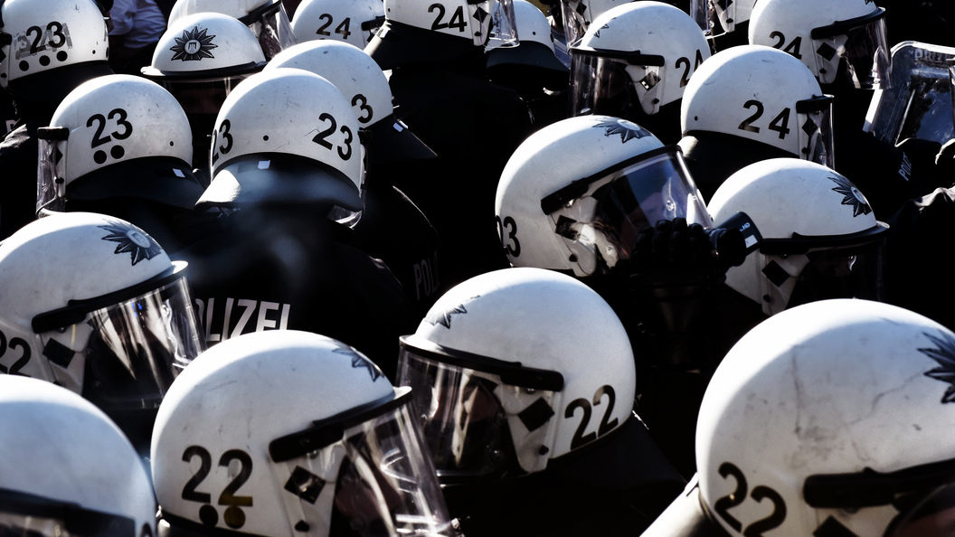 В преддверии саммита G20 в Гамбурге напали на полицейский участок В преддверии саммита G20 в Гамбурге напали на полицейский участок