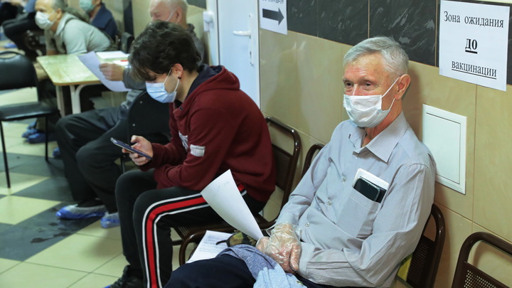 Антитела падают спустя полгода: почему Минздрав рекомендовал провести ревакцинацию в Петербурге
