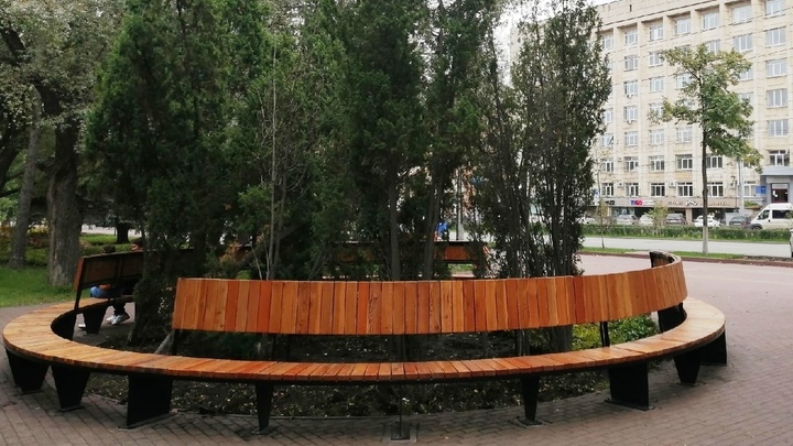 На бульваре Ленина у ЮУрГу на газонах набросали щепки