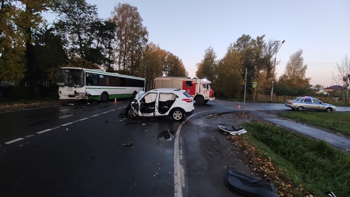 Женщина в Hyundai скончалась после столкновения с автобусом на Колпинском шоссе