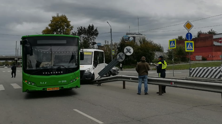 В Челябинске маршрутка с пассажирами врезалась в автобус