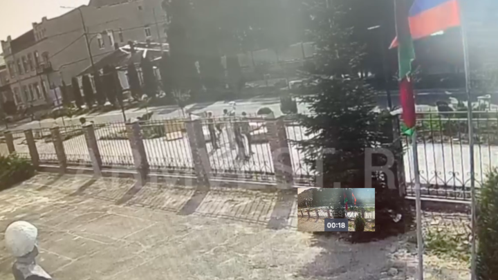 Власти накажут подростков, которые пытались сломать скульптуру в центре Армавира