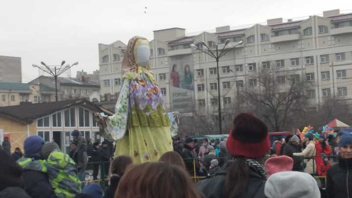 Зима, прощай: читинцы сожгли чучело Маслены на главной площади города