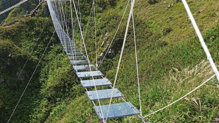 В горах Сочи установили первый в России “стеклянный” подвесной мост