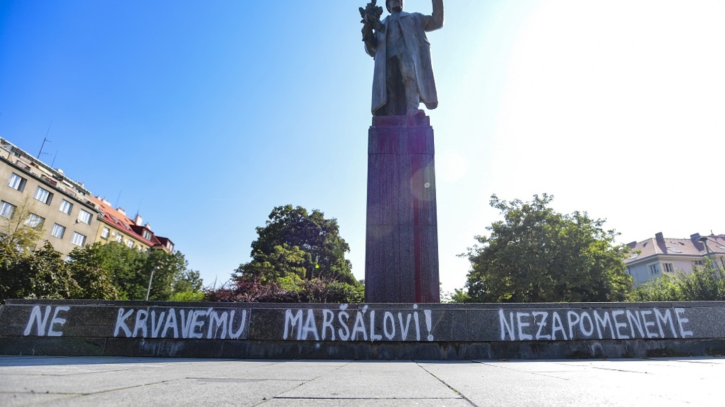 Памятник коневу в праге. Памятник маршалу Коневу. Памятник маршалу Коневу в Праге. Памятник Коневу в Москве.