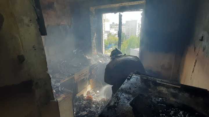 В Новосибирске загорелась квартира в многоэтажке возле цирка