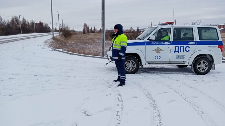 В Челябинской области сотрудники ДПС спасли замерзающего в машине ребенка