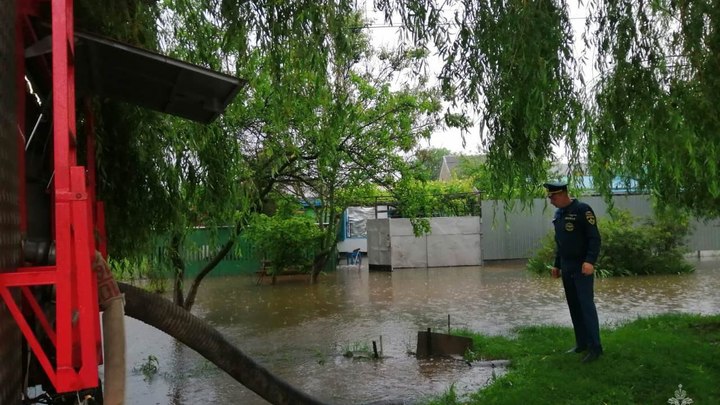 Перекрытые улицы, рухнувший коллектор и затопленные дома: в Армавире ввели режим ЧС из-за непогоды