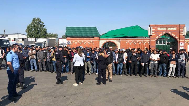 По итогам рейда у Хилокского рынка в Новосибирске из страны депортируют 10 нелегальных мигрантов