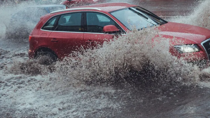Улицы в Кузбассе ушли под воду из-за сильных дождей: машины плывут