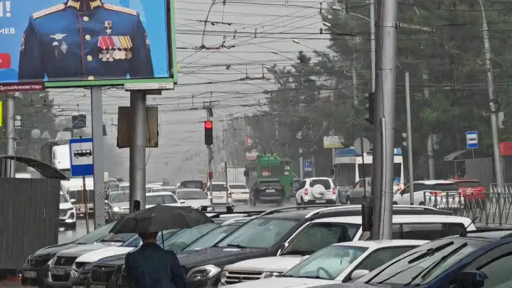 Мощный ливень в Новосибирске смыл ребёнка на дороге и втрое поднял цены на такси