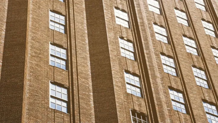 Выбиты стёкла, из окна валит дым: громкий взрыв произошёл в квартире многоэтажного дома в Волгограде