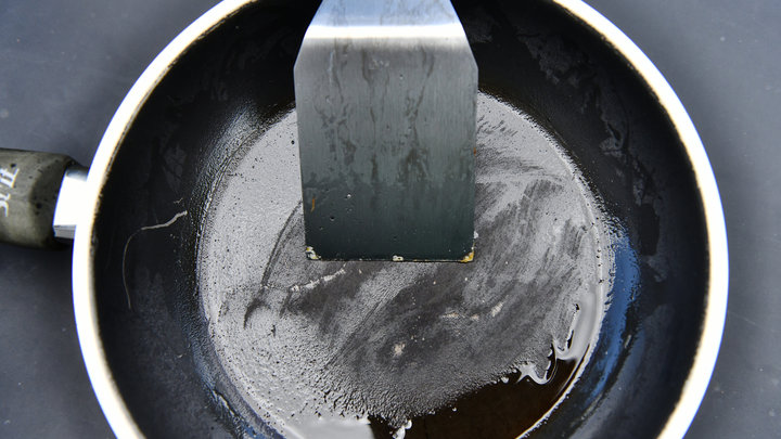 Женщина показала, как восстановить антипригарное покрытие сковороды: Трюк от поваров