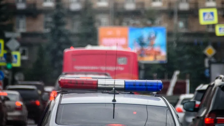 Разнесло багажник и выбило стёкла. В Петербурге произошёл взрыв газового баллона в автомобиле