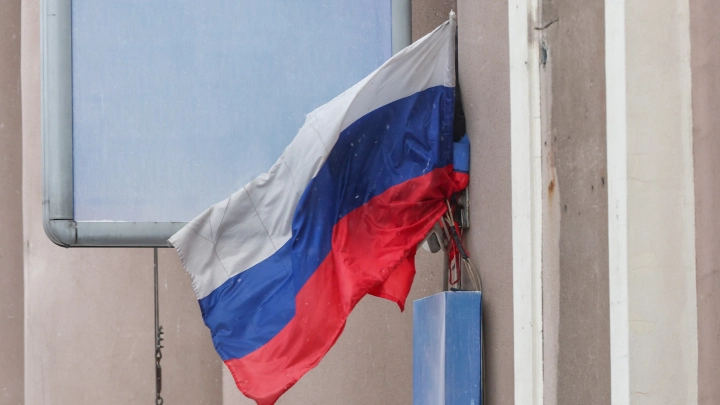 Флаг России осквернили: Грузинский певец Гецадзе взялся за причинное место. Толпа неистовствовала