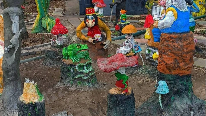 Жителей московского дома напугали скульптурами Бабы-Яги и Кощея во дворе