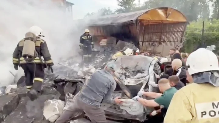 Появилось видео с пожара и обрушения дома в Липецке