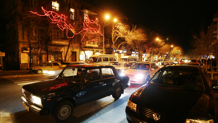 Двое пьяных мужчин пытались поймать попутку посреди дороги в Новосибирске