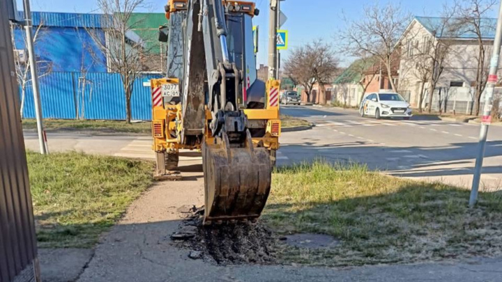 В Краснодаре ремонтируют дорогу на улице Пионерской