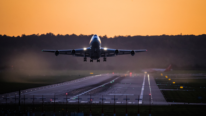 Военный самолёт США спешно покинул территорию Донбасса. Что случилось?