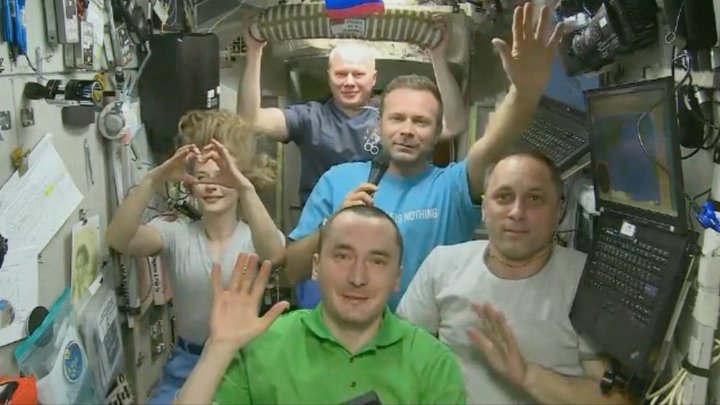 Объятия и поцелуи: Опубликовано видео прощания Пересильд и Шипенко с экипажем МКС