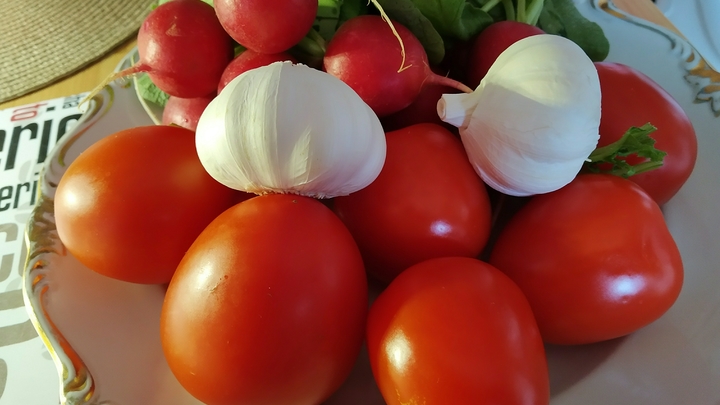 Что нельзя есть после помидоров: Важное правило от врачей