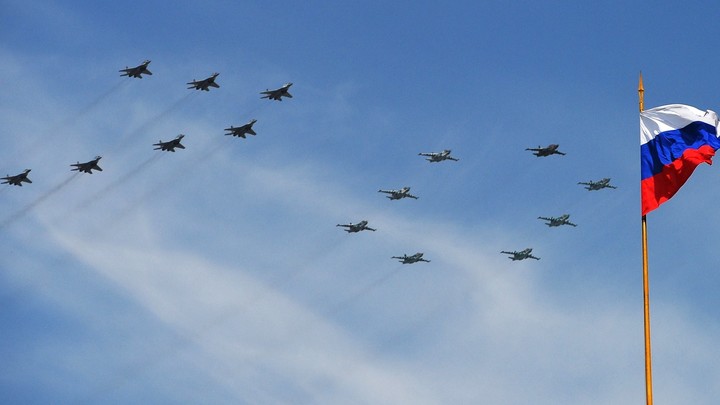 Российская армия установила контроль над аэропортом Антонов под Киевом и ЧАЭС