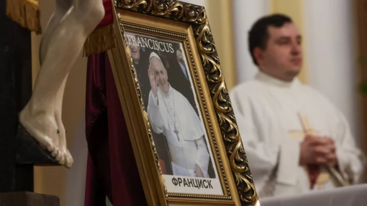 Смерть папы римского начала вызывать вопросы: На лице понтифика заметили жуткий синяк